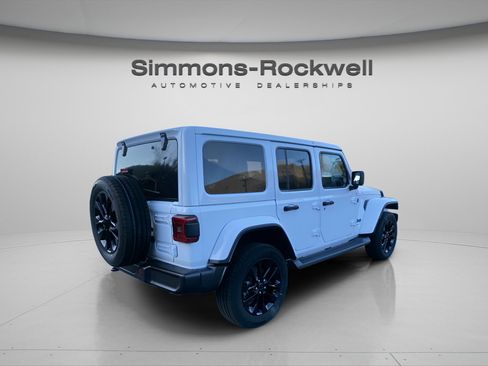 Used 2025 Jeep Wrangler Sahara image 5