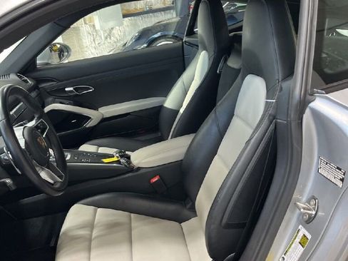 Used 2019 Porsche 718 Cayman image 3