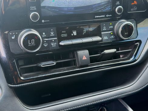 Used 2021 Toyota Highlander XSE FWD image 12
