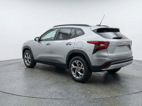 Used 2025 Chevrolet Trax LT FWD image 6