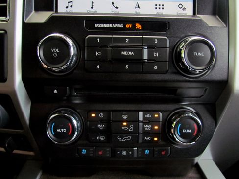 Used 2018 Ford F150 Lariat w/ Trailer Tow Package image 36