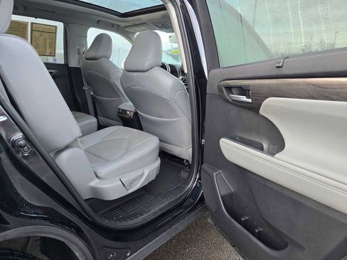 Used 2024 Toyota Highlander Platinum image 17