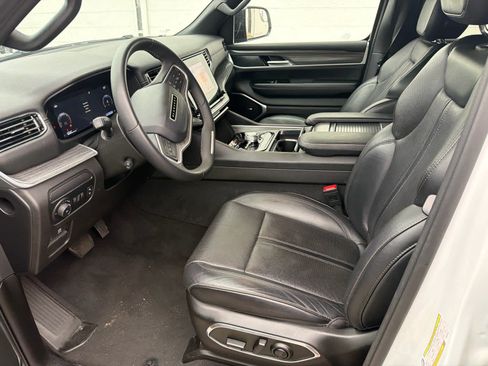 Used 2023 Jeep Wagoneer L Series II AWD/4WD image 15