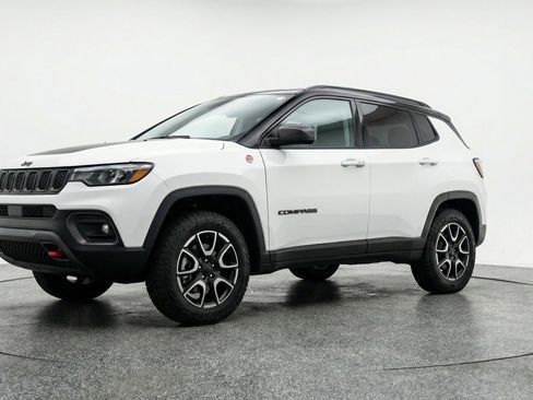 Used 2025 Jeep Compass Trailhawk image 3