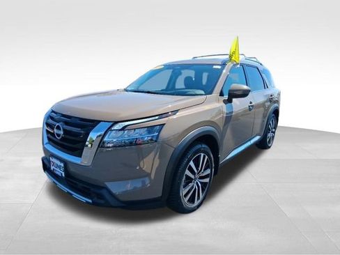 Used 2024 Nissan Pathfinder Platinum w/ Cargo Package AWD/4WD image 10