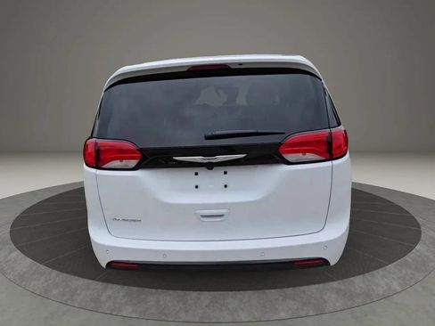 Used 2025 Chrysler Voyager LX FWD image 5