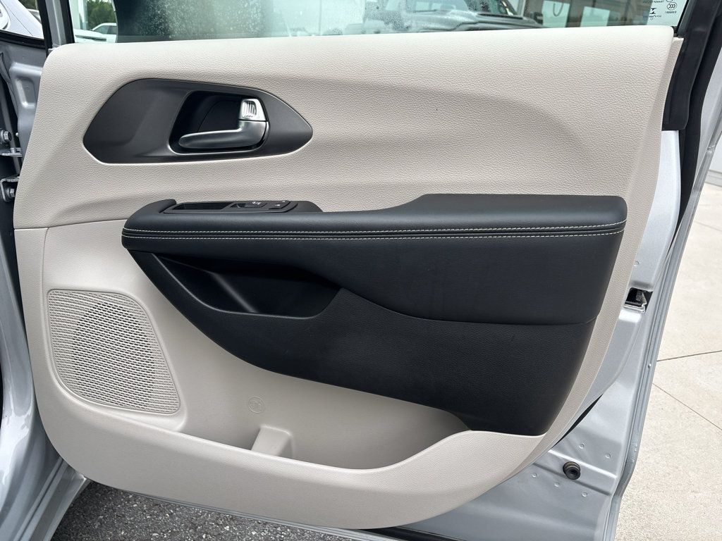 Used 2023 Chrysler Pacifica Touring-L FWD image 16