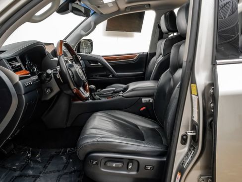 Used 2019 Lexus LX 570 4WD w/ Luxury Package image 4