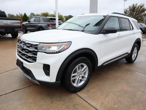 New 2025 Ford Explorer Active image 12