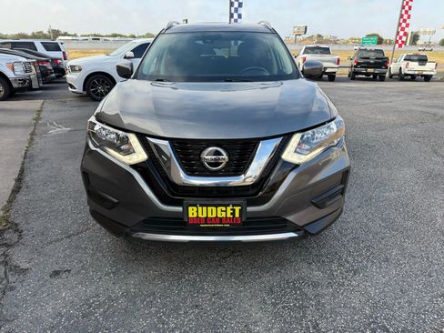 Used 2019 Nissan Rogue SV image 2