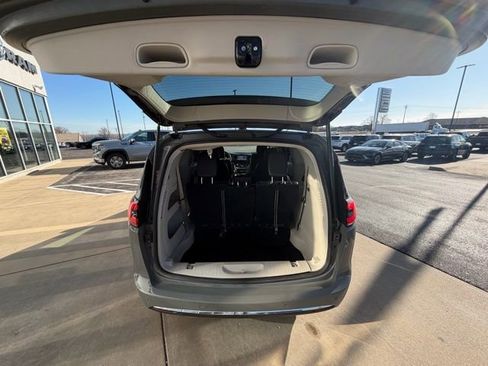 Used 2023 Chrysler Pacifica Touring-L image 22