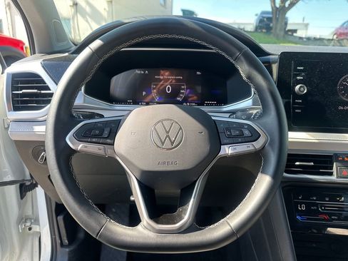 Used 2025 Volkswagen Taos SE AWD/4WD image 14