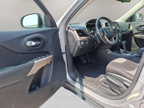 Used 2018 Jeep Cherokee Latitude w/ Altitude Package FWD image 16