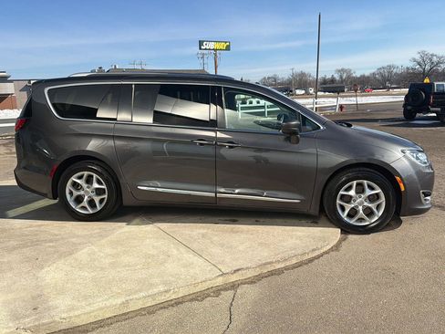 Used 2018 Chrysler Pacifica Touring-L Plus w/ Tire & Wheel Group image 6