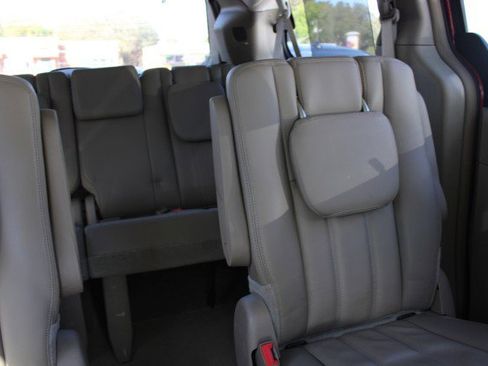 Used 2013 Chrysler Town & Country Touring image 35