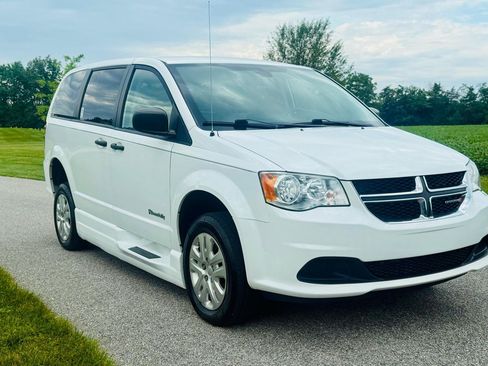 Used 2019 Dodge Grand Caravan SE FWD image 5