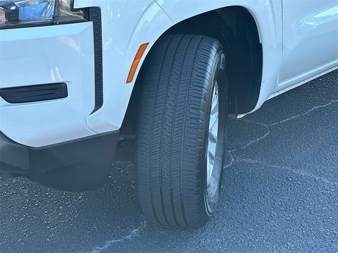 Used 2024 Nissan Frontier SV image 25