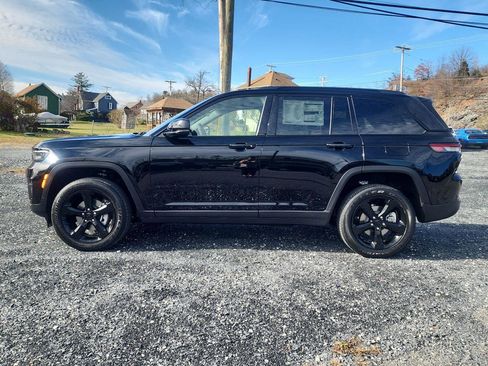 New 2025 Jeep Grand Cherokee Altitude image 8
