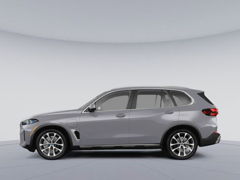 New 2026 BMW X5 xDrive50e image 2