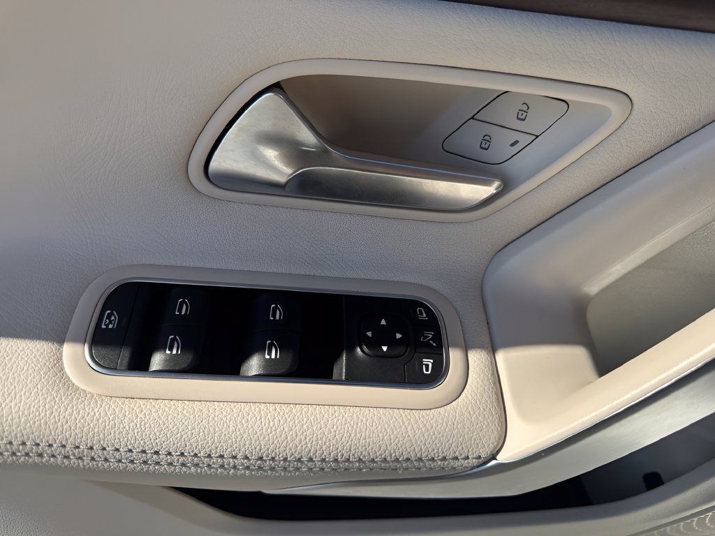 Used 2023 Mercedes-Benz CLA 250 4MATIC w/ Premium Package image 23