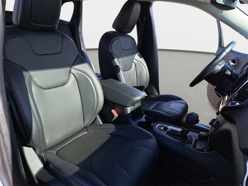 Used 2020 Jeep Cherokee Limited image 11