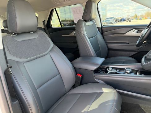 Used 2025 Ford Explorer Active w/ Active Comfort Package image 12