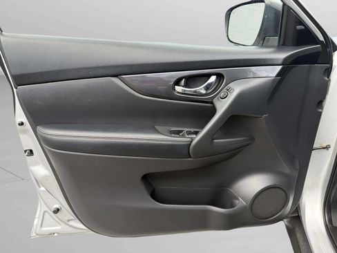 Used 2018 Nissan Rogue SV AWD/4WD image 14