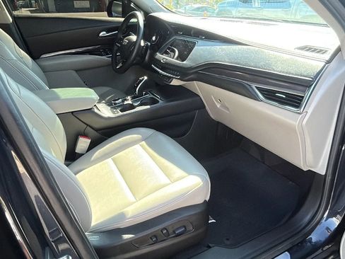 Used 2022 Cadillac XT4 Luxury w/ Cold Weather Package image 17
