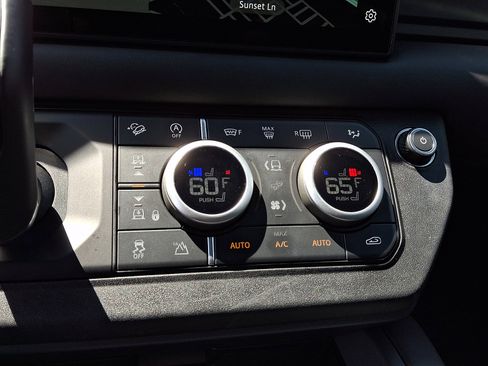 Used 2025 Land Rover Defender 110 X-Dynamic SE AWD/4WD image 16
