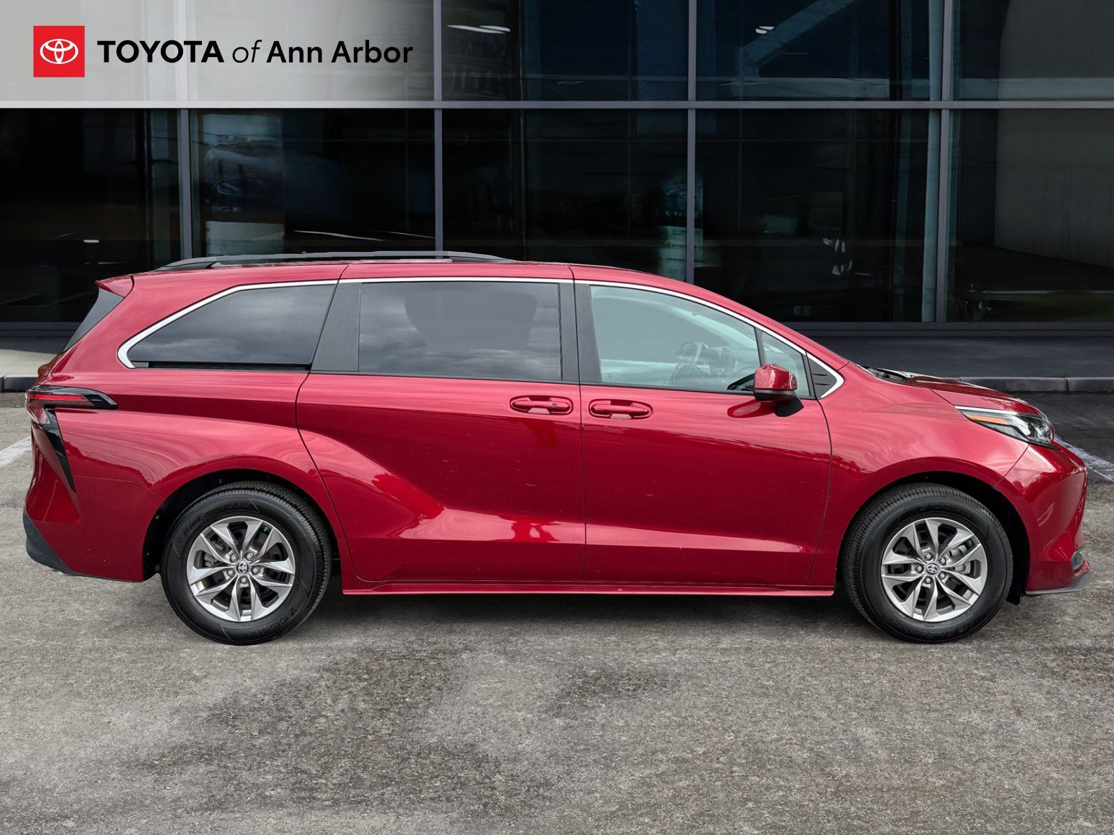 Used 2024 Toyota Sienna LE FWD image 11
