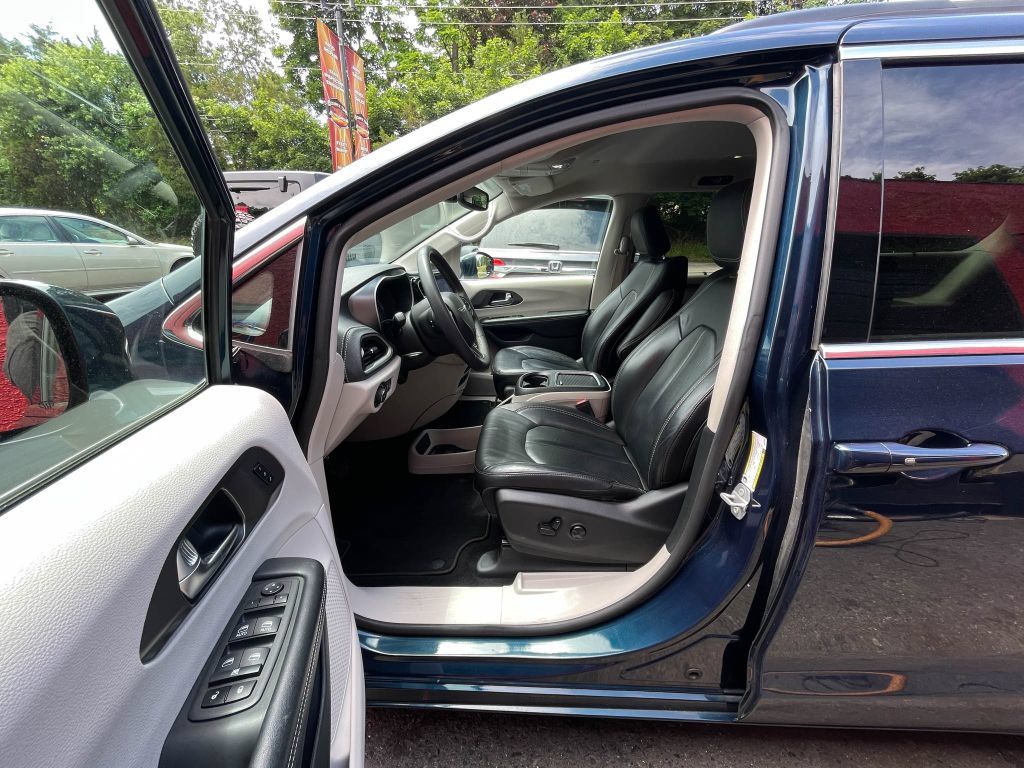 Used 2022 Chrysler Pacifica Touring-L FWD image 15