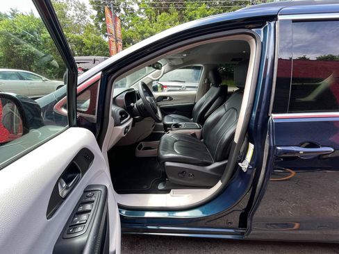 Used 2022 Chrysler Pacifica Touring-L FWD image 15