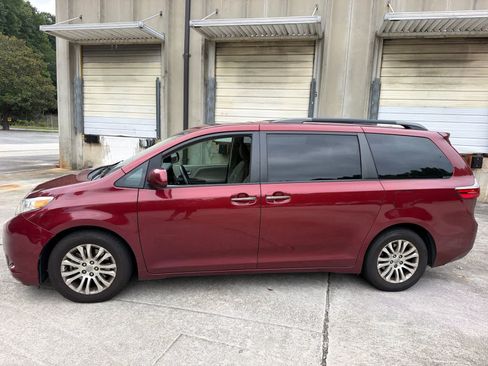Used 2017 Toyota Sienna XLE Premium FWD image 5