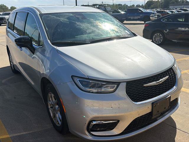 Used 2024 Chrysler Pacifica Touring-L FWD image 2