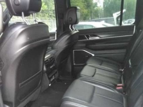 Used 2024 Jeep Wagoneer L Series II w/ Flexible Seating Group RWD image 4