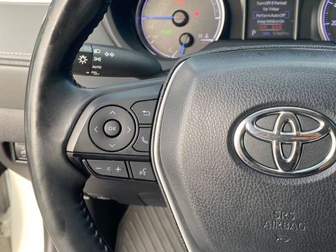 Used 2021 Toyota Venza LE image 29