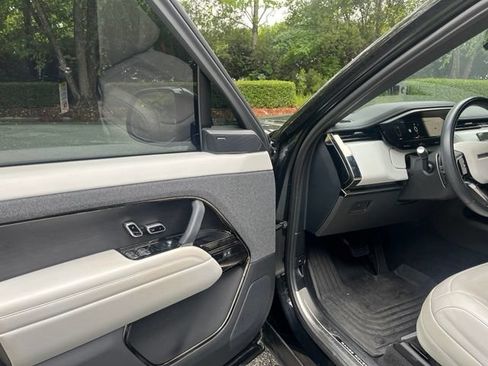Used 2025 Land Rover Range Rover Sport SE AWD/4WD image 4