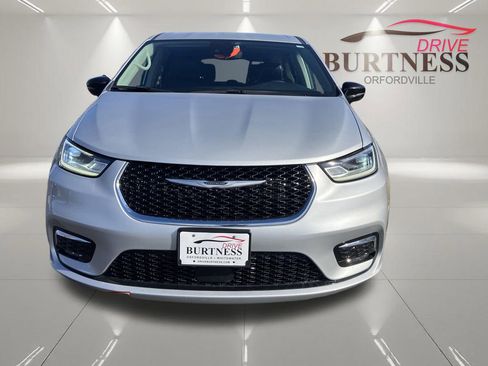 Used 2024 Chrysler Pacifica Touring-L FWD image 5