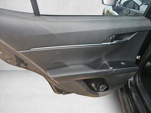 Used 2019 Toyota Camry LE image 10