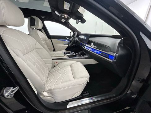 Used 2023 BMW 760i xDrive image 41