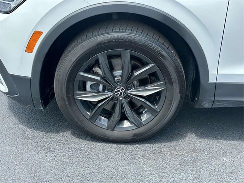 Used 2024 Volkswagen Tiguan SE image 28
