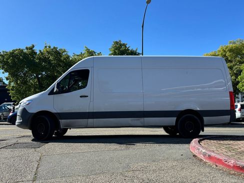 Used 2021 Mercedes-Benz Sprinter 2500 image 2