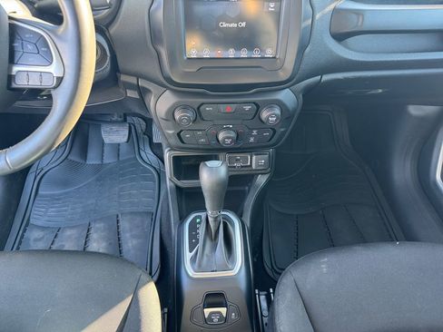 Used 2018 Jeep Renegade Latitude FWD image 10