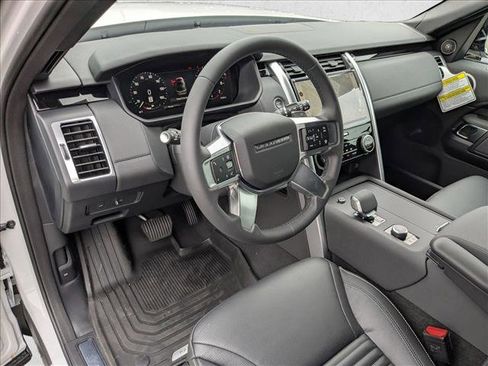 New 2025 Land Rover Discovery S image 3