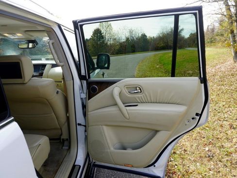 Used 2011 INFINITI QX56 2WD w/ Deluxe Touring Pkg image 21