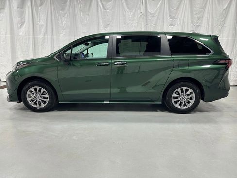 Used 2025 Toyota Sienna XLE image 4