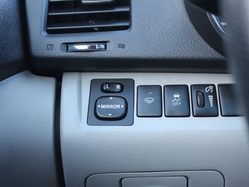 Used 2011 Toyota Highlander Hybrid w/ Cold Weather Pkg image 25