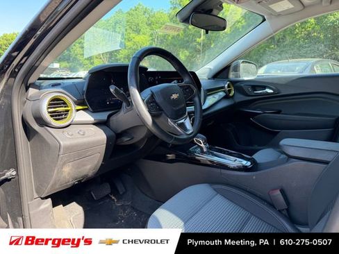 Used 2024 Chevrolet Trax LT w/ Driver Confidence Package FWD image 3