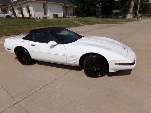Used 1992 Chevrolet Corvette Convertible RWD image 12