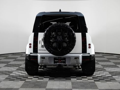 Used 2024 Land Rover Defender 110 SE image 5